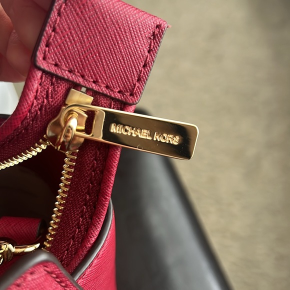 Michael Kors Classic Handbag in Red/Maroon (Like new) - Picture 5 of 9